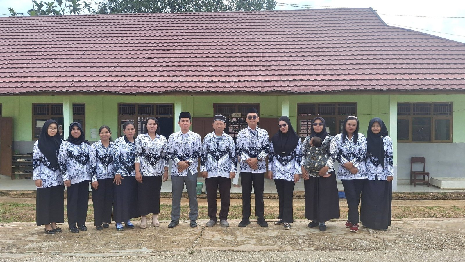 Penggunaan batik PGRI pada hari selasa sebagaimana tindak lanjut dari Surat Edaran Kepala Dinas Pendidikan Provinsi Kalimantan Tengah